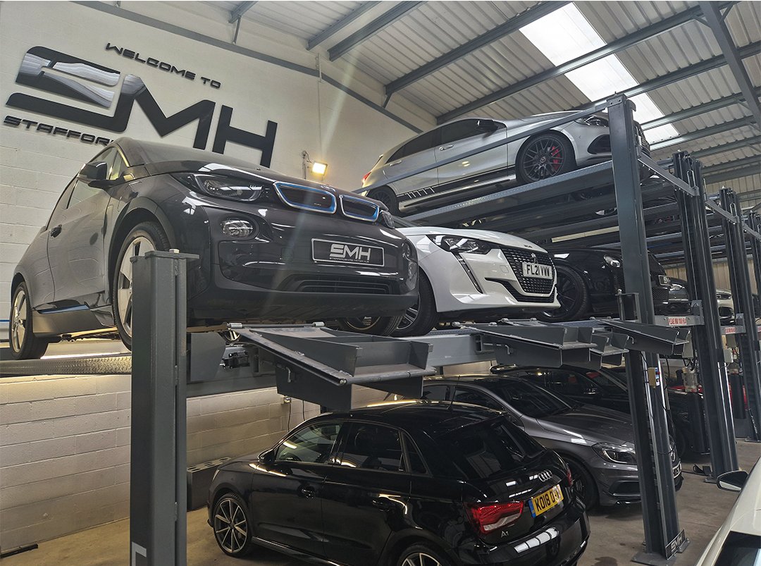 AutoguardUK's tweet image. Area Sales Manager, Jack Key, pictured here at a site visit to our Dealer Partner Staffordshire Motor Hub.

Located in the Midlands, SMH stock a range of performance and luxury SUV’s.

#AutoguardWarranties #SUV #DealerPartner #Relationships #RangeRover