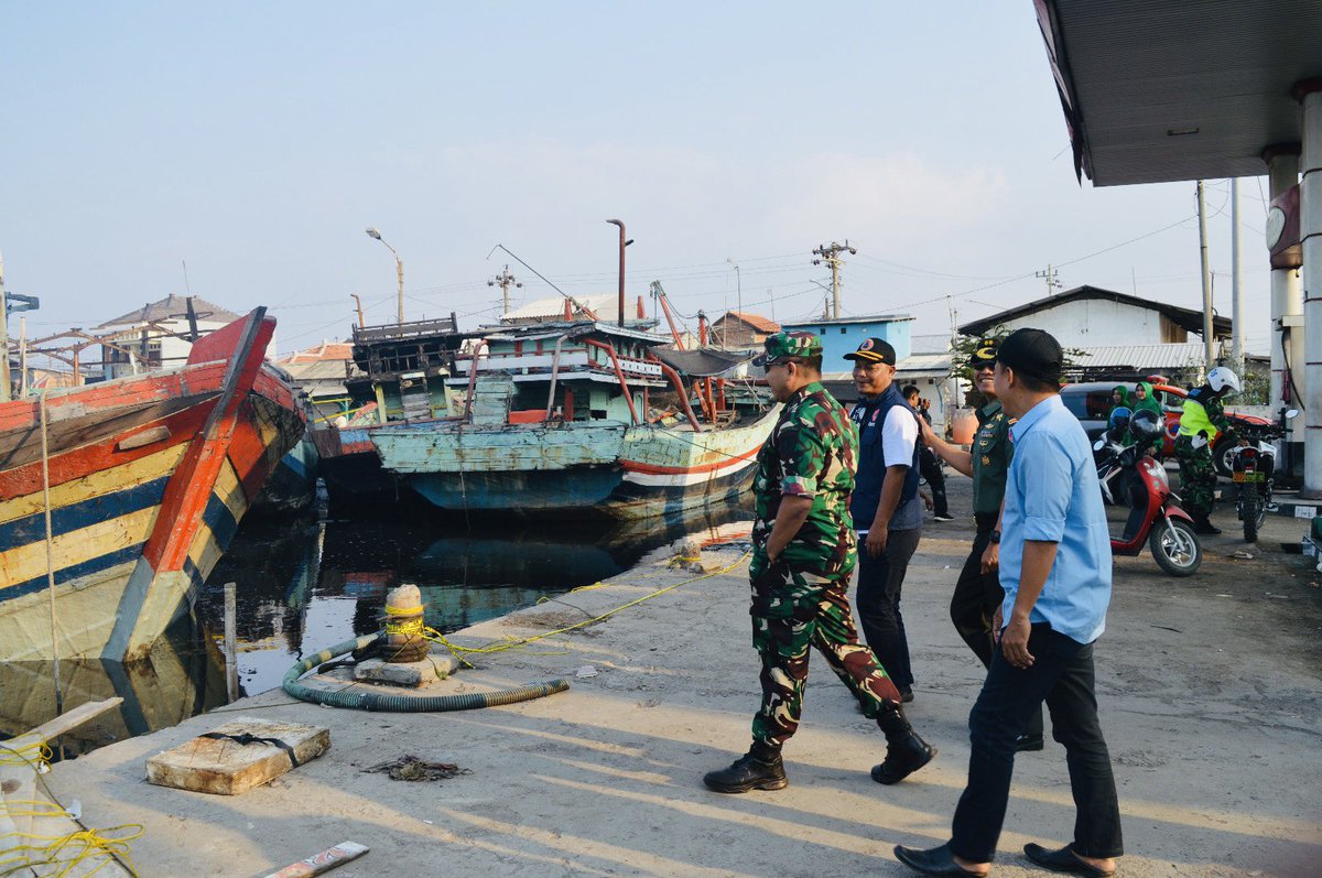 Kunjungan Danrem 071/Wijayakusuma Kolonel Czi. Mohammad Andhy Kusuma, S.Sos., M.M. ke TKP musibah kebakaran di PPP Tegalsari-Jongor yg mengakibatkan 63 kapal penangkap ikan terbakar dgn estimasi kerugian 220 milyar dan 1.500 ABK tidak bisa melaut <a href="/jokowi/">Joko Widodo</a> <a href="/dkpjateng/">DKP Prov Jateng</a> <a href="/PemkotTegal/">Prokompim Setda Kota Tegal</a>