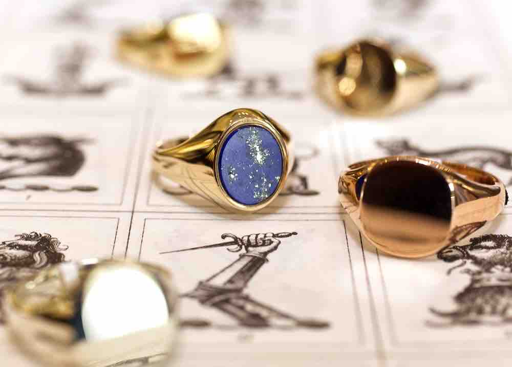 MandCoJewellers's tweet photo. The perfect gift for that milestone birthday. A personalised signet ring to be treasured forever. Call us on 01242 522821.
#signetrings #birthdays #celebration https://t.co/kT8QBU6PMB