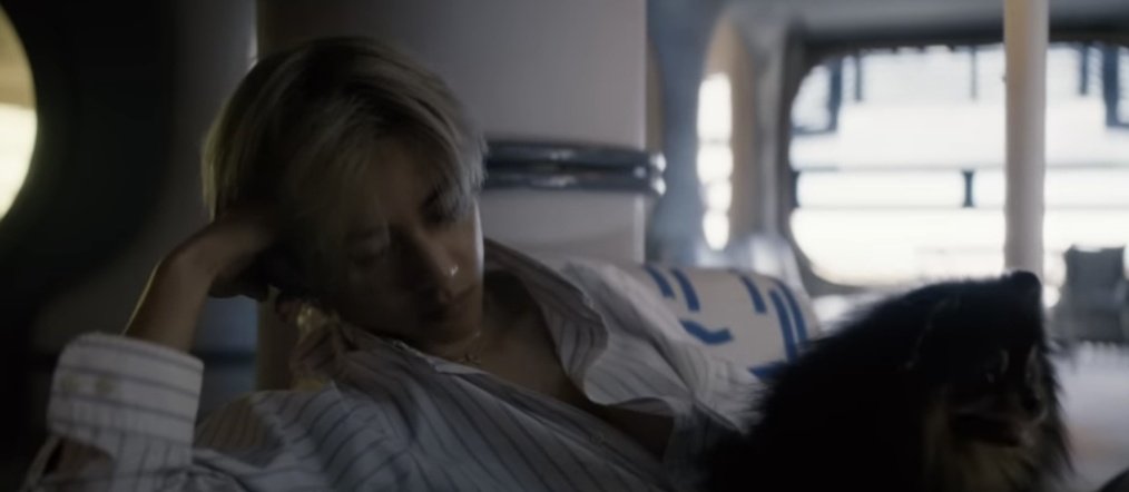 BTSPVDTHE_WAY's tweet photo. Layover has a storyline. How did we not notice all three mvs are a continuation of the other. Notice that in love me again the phone was turned off yet taehyung kept repeating these words "wish you could love me again", in rainy days the last scene is taehyung falling asleep- https://t.co/DHNGTIPJnT