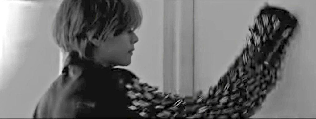 BTSPVDTHE_WAY's tweet photo. Layover has a storyline. How did we not notice all three mvs are a continuation of the other. Notice that in love me again the phone was turned off yet taehyung kept repeating these words "wish you could love me again", in rainy days the last scene is taehyung falling asleep- https://t.co/DHNGTIPJnT