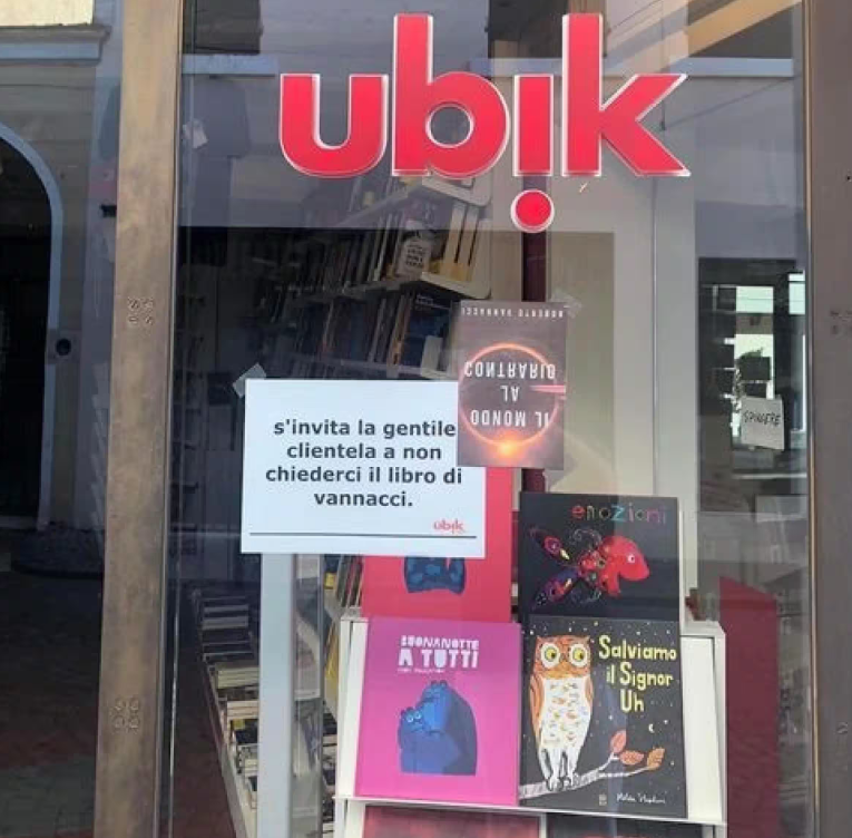 La titolare di una libreria ha messo in vetrina un cartello che invita a non cercare il libro di #Vannacci. "Non potrei mai chiedere alla mia dipendente di colore, o al mio collega omosessuale, di seguire un cliente che vuole un libro in cui si dice che sono persone contronatura"