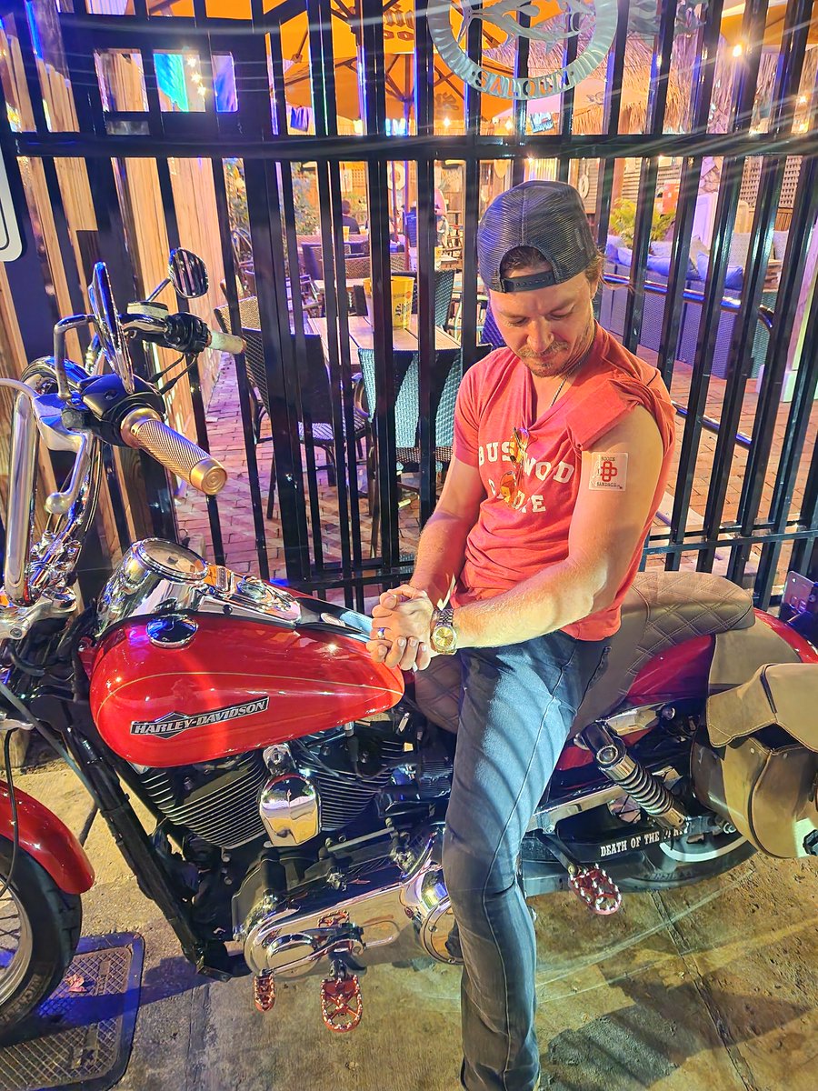 BoozeBandage's tweet photo. #MotorcycleMonday Even bad a$$ bikers love @boozebandage !!! 🏍
.
#Bike #Motorcycle #Biker #Harley #BikerDude #Moto #Bikelife #Harleydavidson #Motorcycles #Bikersofinstagram #Ride #Bikers #Motocross #Motorcyclelife https://t.co/T7jLNsNTD2