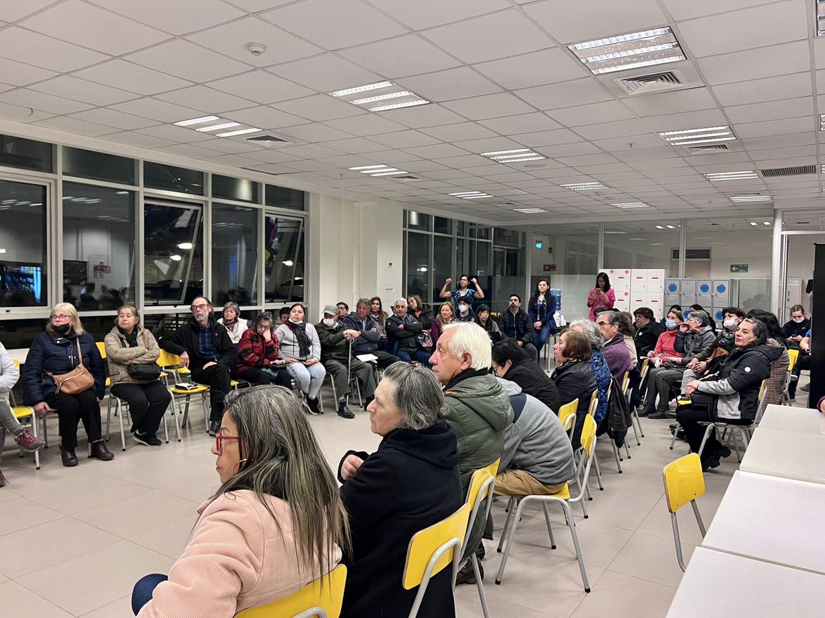 cmds_nunoa's tweet photo. Reunión informativa y participativa en el #CesfamSalvadorBustos. Asistieron: director de Salud de la CMDS, Centro de Urgencias, Unidad Oftalmológica, CECOSF Amapolas y usuarios, quienes realizaron consultas y se enteraron del funcionamiento de los centros y sus prestaciones.👨🏻‍⚕️👩🏻‍⚕️ https://t.co/413G9OHprA