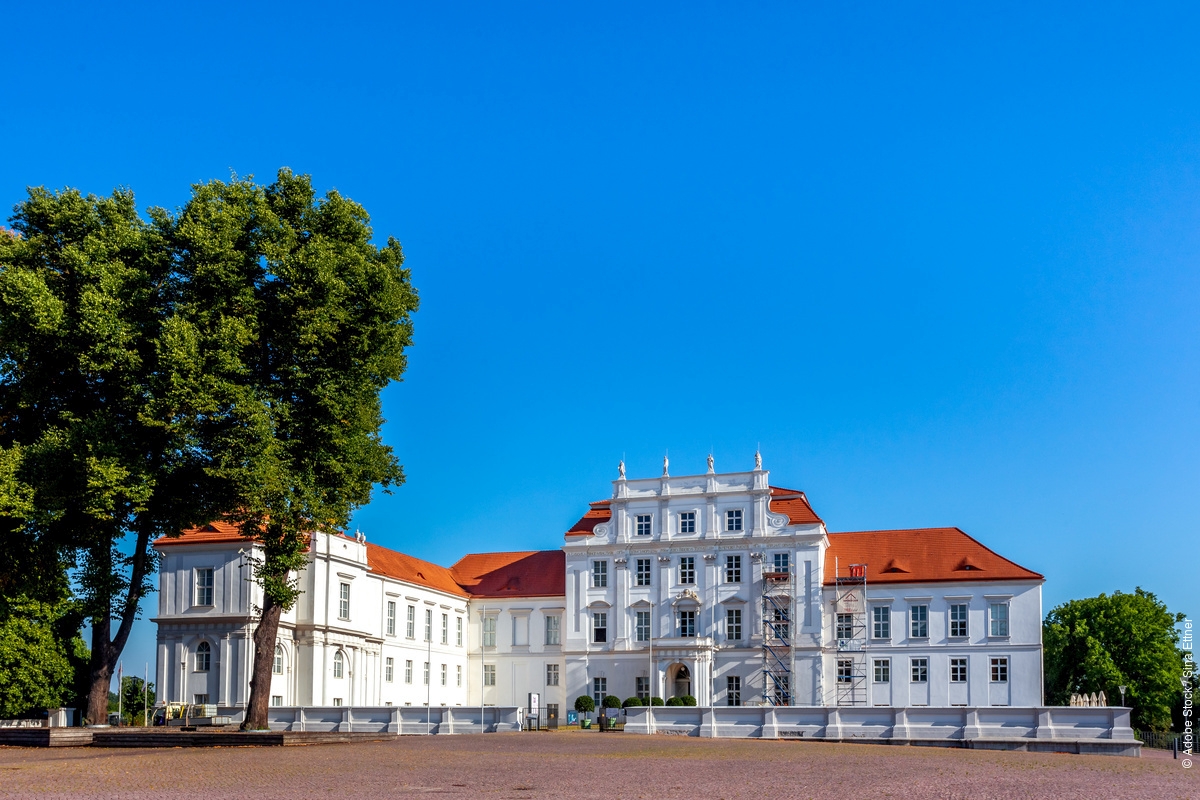 germanytravelNL's tweet photo. Guten Morgen, ken je Oranienburg ten noorden van Berlijn? π€ Prinses Louise HenriΓ«tte van Oranje-Nassau liet hier een voormalig jachtslot verbouwen, in een mooie regio omgeven door bossen, kanalen en meren. π³π± https://t.co/C9gycJHG3u #Oranjeroute https://t.co/BsyfI7e4BA