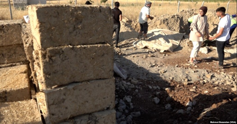 VOATurkce's tweet photo. Diyarbakır’da artık unutulan kerpiç evlere rağbet yeniden artıyor

https://t.co/fwTX20DaGJ
