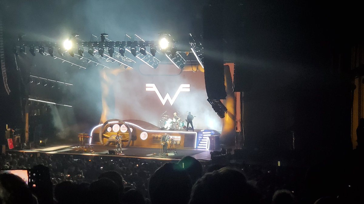 Dayrk's tweet photo. You want 30 years of nostalgia? @Weezer puts on a helluva show! https://t.co/NZrQHWiEU6