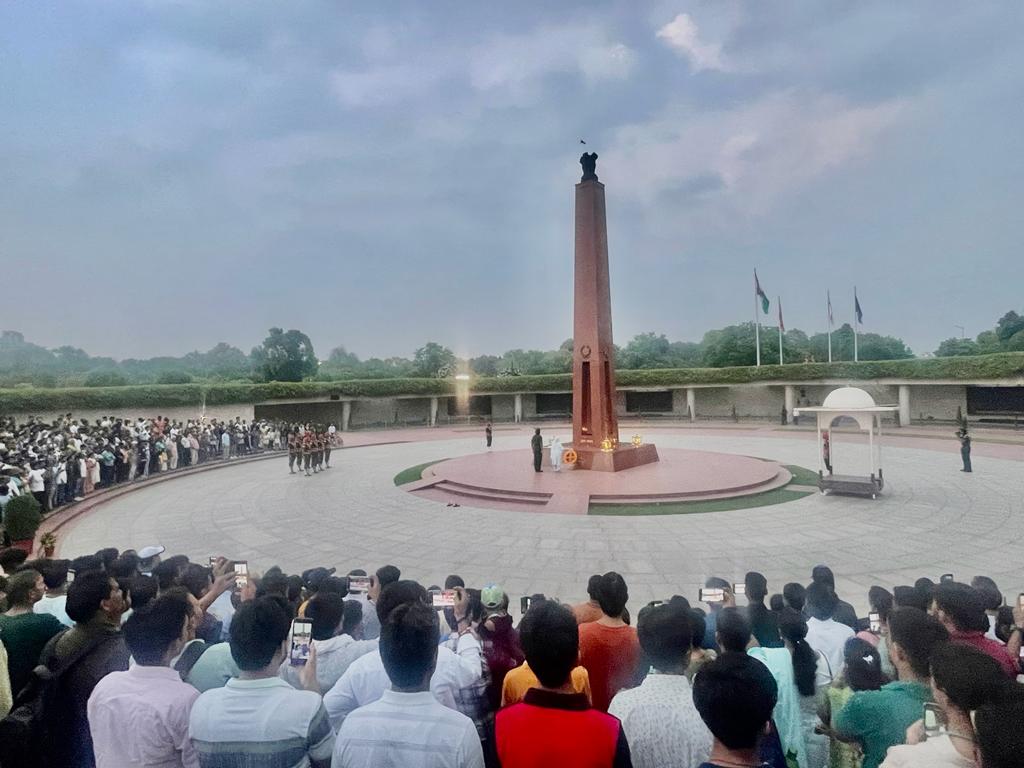 salute2soldier's tweet photo. Mrs Kamla Devi may have forgotten too many things in last three decades but one thing she clearly remembers is the day when her brave soldier, Sub Chain Singh,SC, made supreme sacrifice for the #Nation. Unwavered &amp; stoic, #Veer Nari paid homage at #AmarJawanJyoti in #NoK Ceremony https://t.co/WnpiTSd4g7