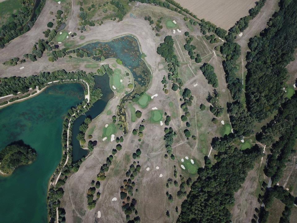 Paulianarmitage's tweet photo. Que des mensonges…. Voici des clichés pris cet apm de ce même golf vandalisé par ses amis. Nous, pas de mensonges mais des actes! Le golf est tout verdoyant? Non c’est un golf qui respecte la charte sur l’eau… https://t.co/SDWOXS6n62