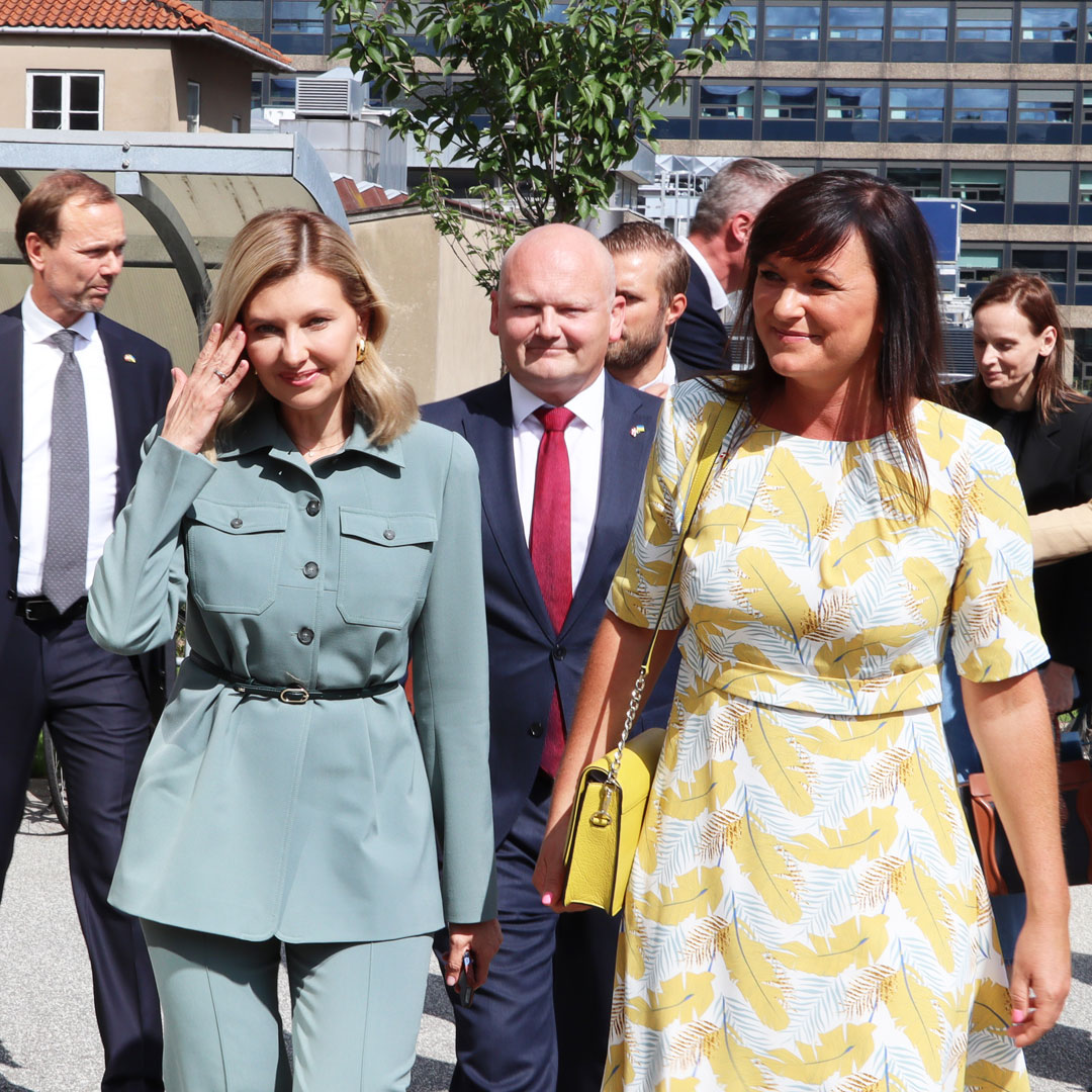 Rigshospitalet's tweet photo. Den ukrainske førstedame Olena Zelenska besøgte i dag Rigshospitalet. Her takkede hun det danske sundhedsvæsen for at hjælpe med at behandle ukrainske patienter – både kræftpatienter, børn og sårede soldater fra krigen i Ukraine: https://t.co/80pDUc3TVP #sundpol #dkpol #Zelensky https://t.co/AFrcWapla9