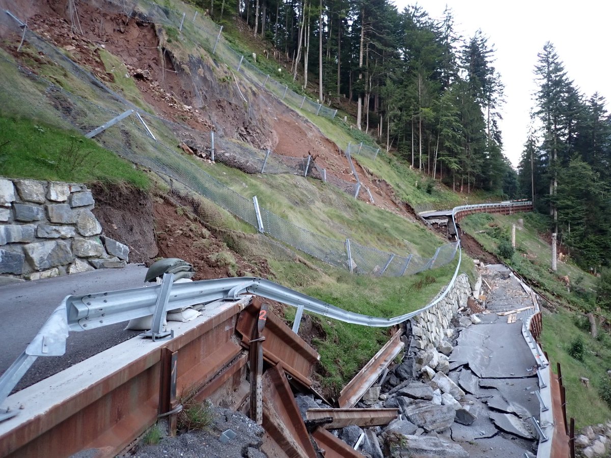 🚧 Sicherheitsmaßnahmen nach Rutschung: Evakuierung bleibt, Netze zerstört, Sensoren limitiert. Quellschüttung messen, Lage instabil. Touristenzugang Kies-Mettmen bleibt gesichert. #Sicherheitsmassnahmen #KiesMettmenZugang