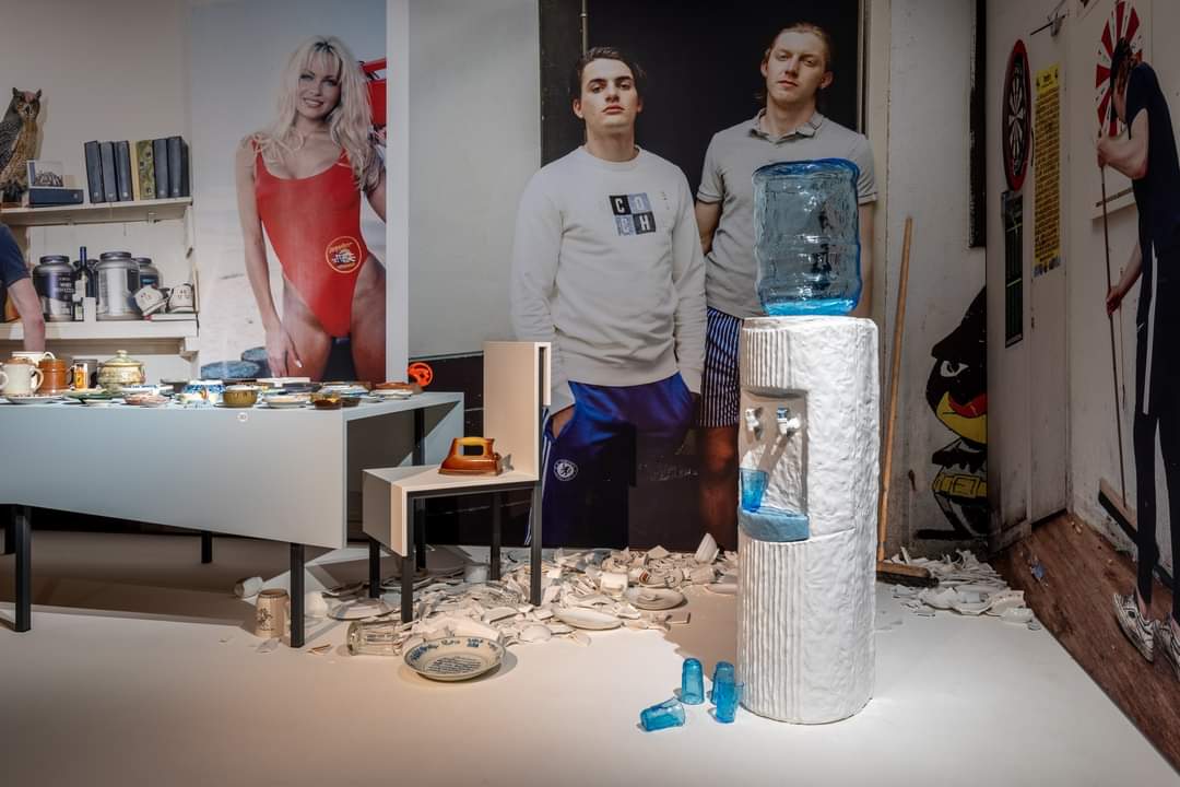 Vanaf morgen te zien in de tentoonstelling Feest: deze fantastische waterkoeler van keramiek, gemaakt door Koos Buster! De waterkoeler - getiteld 'Gert' - vervangt de schoonmaakkar die onderdeel was van het studentenfeest, eveneens van Buster. princessehof.nl/feest