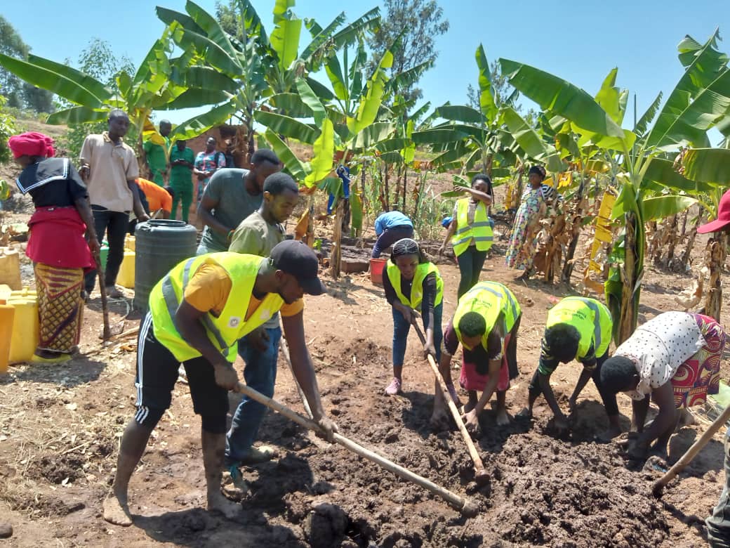 nycnyanza's tweet photo. Uyu munsi #urubyiruko rwo mu @NyanzaDistrict umurenge wa Kigoma mu kagali ka Butansinda bakoze umuganda wo kubumba amatafari angana na 203 yo kubakira umuturage witwa Ntihabose Eliabo, utuye mu mudugudu wa Butansinda. @MiniYouthRwanda @RwandaYouth @RwandaYouthVol1 https://t.co/MBB51RPOh5