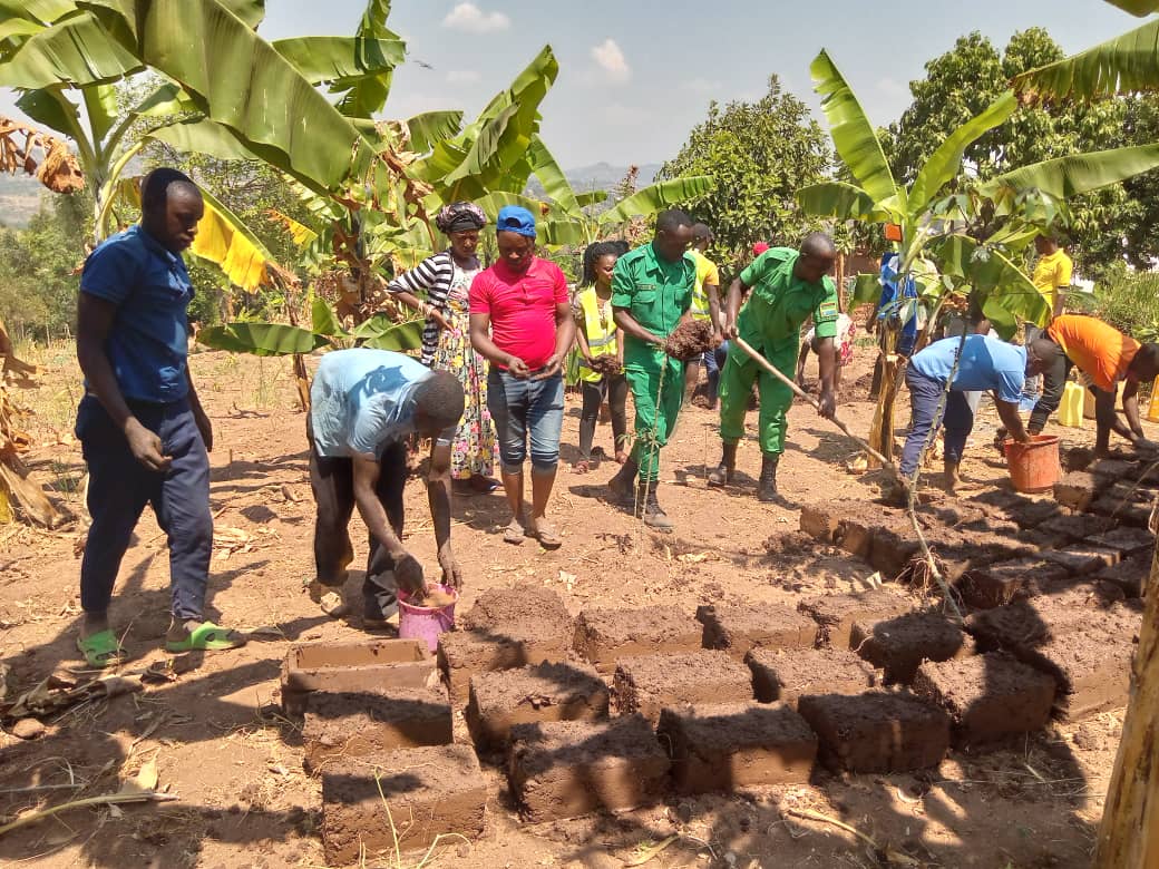 nycnyanza's tweet photo. Uyu munsi #urubyiruko rwo mu @NyanzaDistrict umurenge wa Kigoma mu kagali ka Butansinda bakoze umuganda wo kubumba amatafari angana na 203 yo kubakira umuturage witwa Ntihabose Eliabo, utuye mu mudugudu wa Butansinda. @MiniYouthRwanda @RwandaYouth @RwandaYouthVol1 https://t.co/MBB51RPOh5