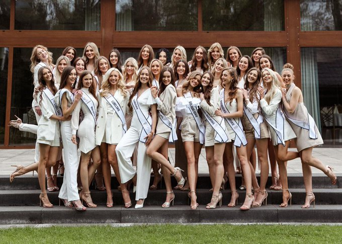 imFoziakhan's tweet photo. Miss Poland contestants. 
  
What do you notice?
#BreakingNews https://t.co/v7CNeuaFhC