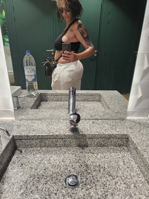 Mdr donc j'ai pass&eacute; l'aprem avec une &eacute;toile phosophor&eacute;scente sur le cul ? Et je le remarque que maintenant<a href="/tag/stripchat"class="tags"><span>#stripchat</span></a><a href="/tag/stripchatlive"class="tags"><span>#stripchatlive</span></a>