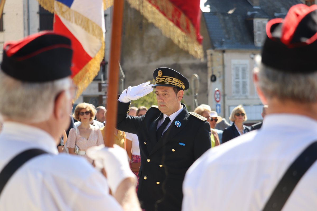 Prefet58's tweet photo. #PriseDeFonction 🇫🇷 | La cérémonie de prise de fonction de Michaël GALY, préfet de la Nièvre, a eu lieu ce 21 août, place Carnot à Nevers.

Après le dépôt d'une gerbe sur le Monument aux Morts, le préfet a salué les élus et les autorités civiles et militaires présents. 🤝 https://t.co/jTZJ8QT88N