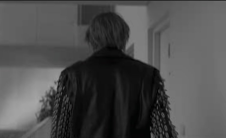 jmygmochis's tweet photo. — 📸

Oficialmente tenemos el lanzamiento del teaser para Blue de Taehyung en YouTube, sigamos haciendo stream!!

https://t.co/TkBHurt7iR

BLUE IS COMING 
LAYOVER BY V 
#TAEHYUNG @BTS_twt https://t.co/Ir0bxZM4LD