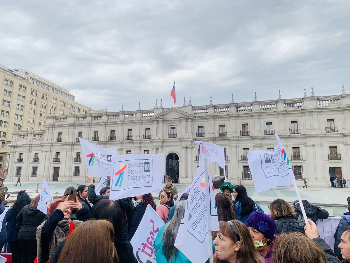SuMoraga's tweet photo. @GabrielBoric   Otro día más las agentes educativas y educadoras de Integra, que necesitan respuesta a nuestros  acuerdos ya firmados 2022, llevamos 17 días en paro. https://t.co/hdWoQJPIKX