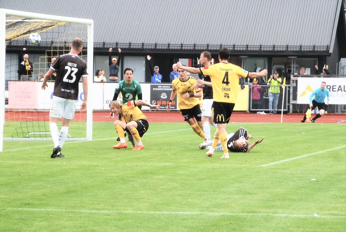 AlvinHolm3's tweet photo. Måltyven Sebastian Pedersen etter 2-1 scoringen for Moss FK mot gjestene fra Mjøndalen IF Fotball, søndag ettermiddag 🤩

📸 Holm Photographer 📸 https://t.co/PR7G8VxWc1