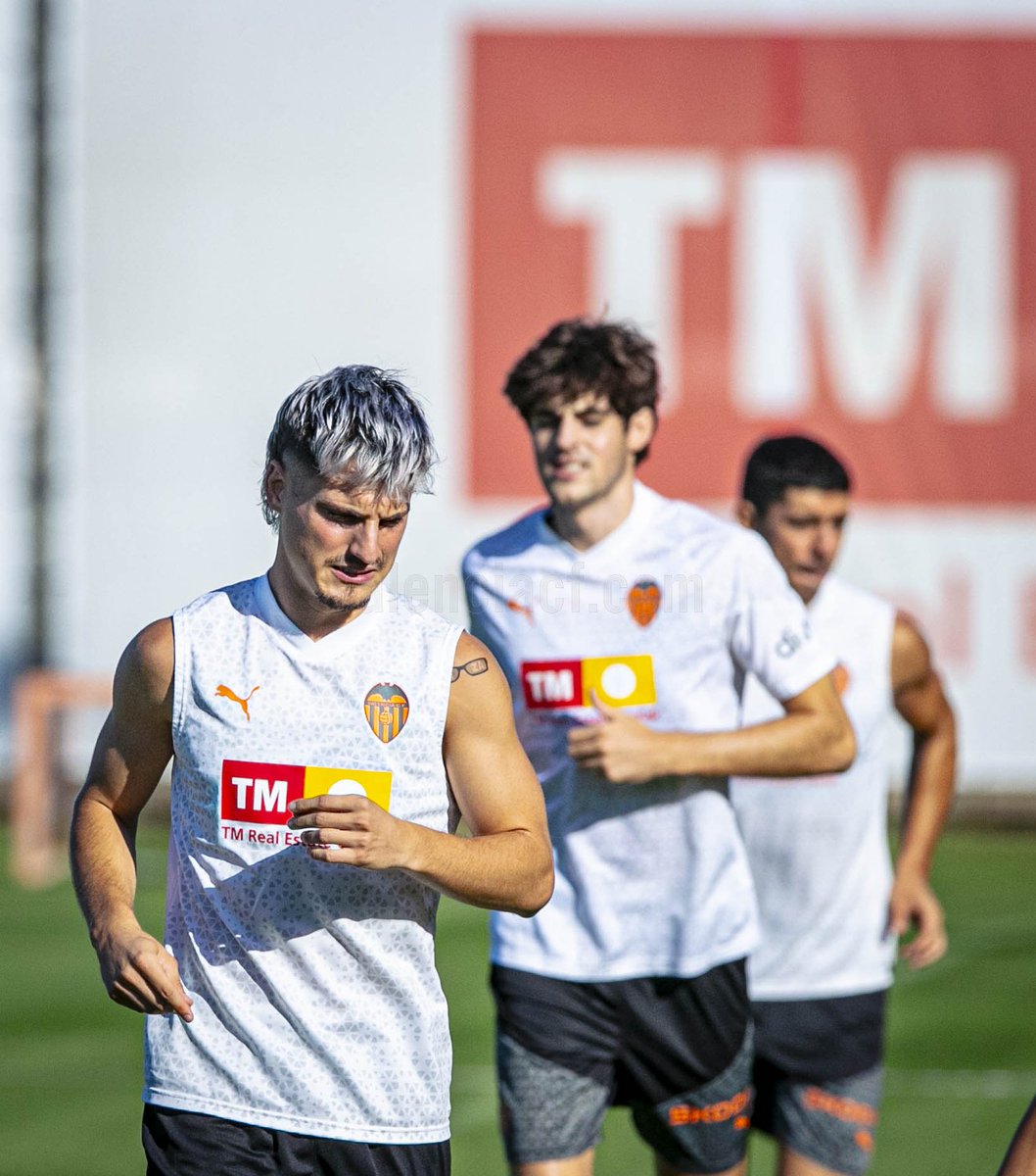 VCFThai's tweet photo. 📷 กาโนส ลงฝึกซ้อมครั้งแรกกับเพื่อนร่วมทีมที่ เมสตาย่า (1)

#ADNVCF #VCFThai https://t.co/cUDwQ13Fl2