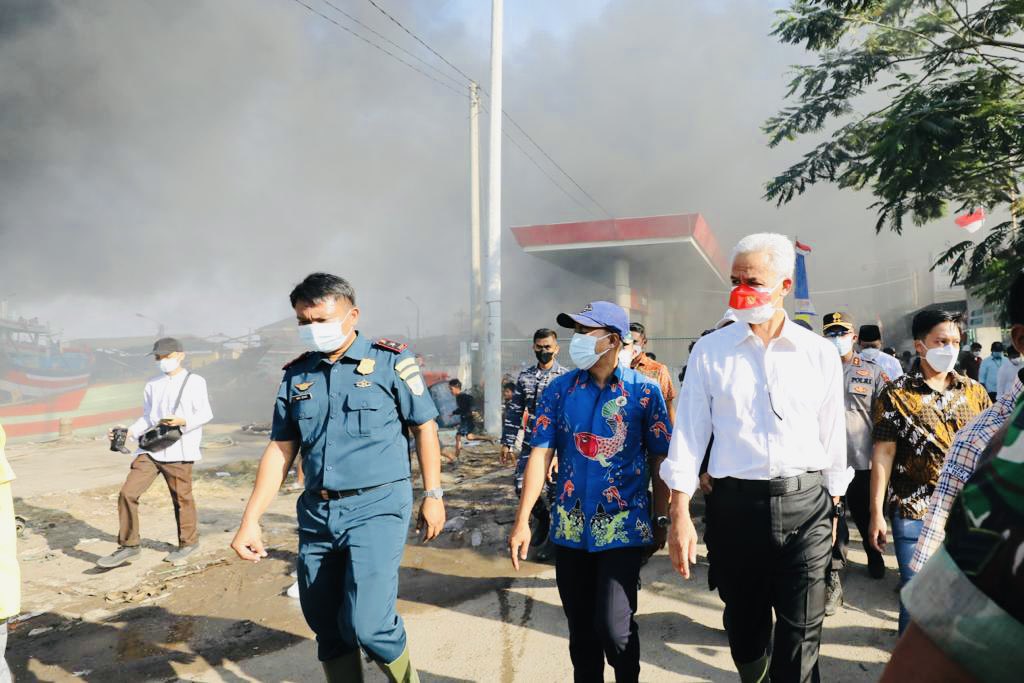 Kunjungan Gubernur Jawa Tengah Bapak <a href="/ganjar_pranowo/">Ganjar Pranowo</a> ke TKP musibah kebakaran di PPP Tegalsari Jongor yg mengakibatkan 63 kapal penangkap ikan terbakar dgn estimasi kerugian 220 milyar dan 1.500 ABK tdk bisa melaut <a href="/jokowi/">Joko Widodo</a> <a href="/ListyoSigitP/">Listyo Sigit Prabowo</a> <a href="/dkpjateng/">DKP Prov Jateng</a> <a href="/PemkotTegal/">Prokompim Setda Kota Tegal</a>