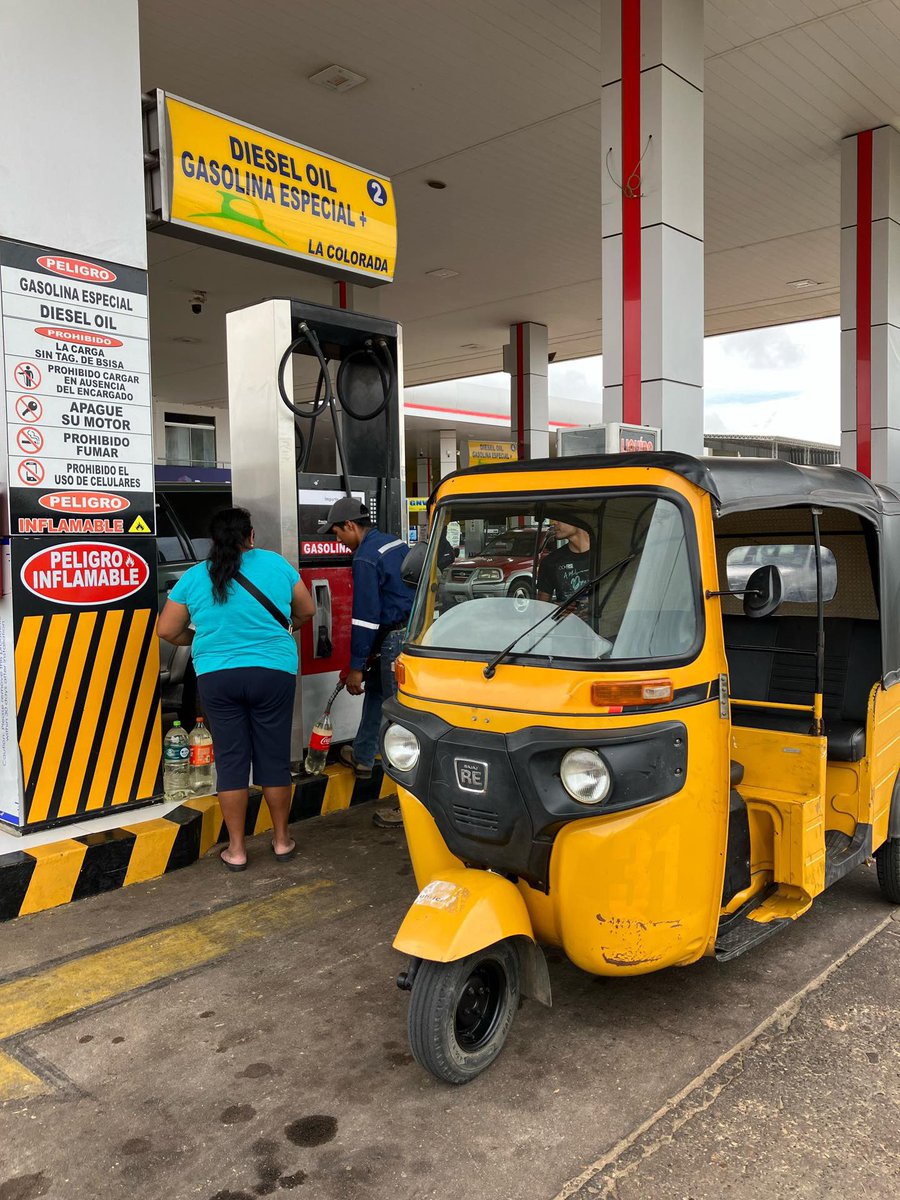 aussieenespanol's tweet photo. Día 5 Tuk Tukking Argentina a Alaska. Primera vez que coge combustible. El tanque de 8 litros me costó $ 5 USD, lo que me permitirá recorrer 200 km por la carretera. ¿No es este el vehículo más hermoso que jamás hayas visto? https://t.co/qHpKB47oPV