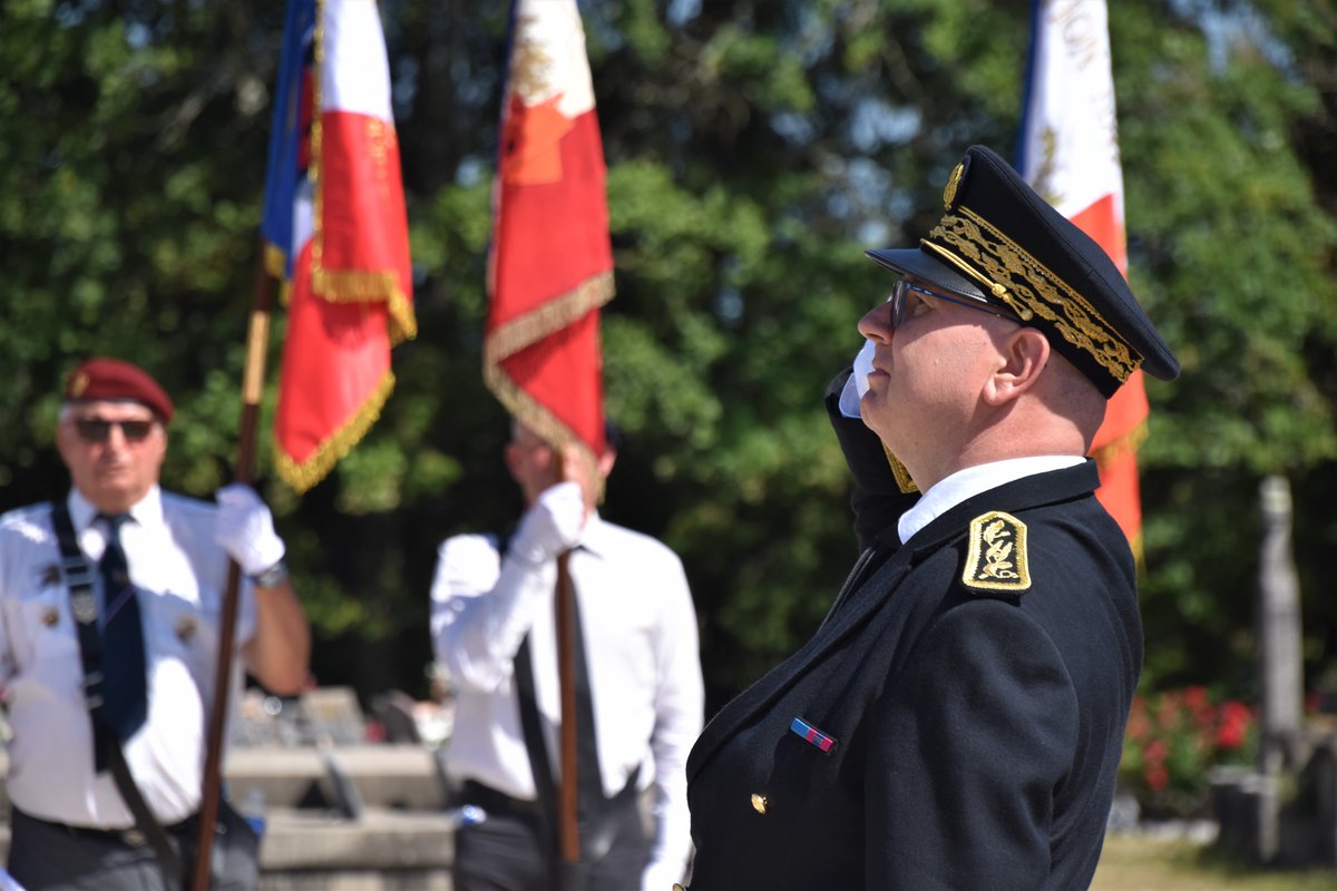 Prefet87's tweet photo. François Pesneau, préfet de la #HauteVienne, s'est rendu à #OradourSurGlane pour rendre hommage aux 643 victimes du massacre du 10 juin 1944. Le préfet a également signé les livres d'or de la mairie, de l'association des familles des martyrs et du centre de la mémoire. https://t.co/CEywTQzf96