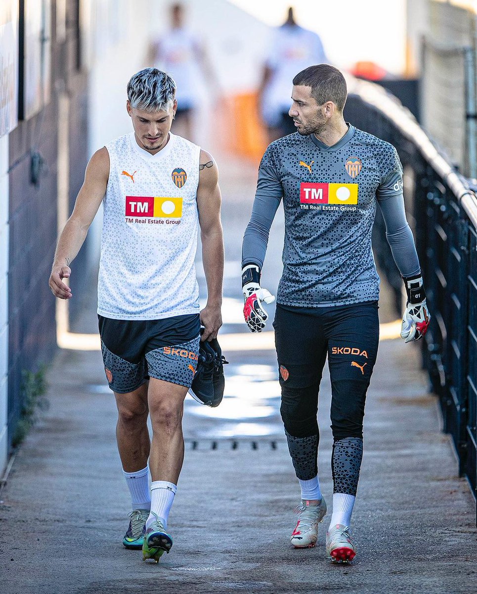 VCFThai's tweet photo. 📷 กาโนส ลงฝึกซ้อมครั้งแรกกับเพื่อนร่วมทีมที่ เมสตาย่า (2)

#ADNVCF #VCFThai https://t.co/UphE6nQCe2