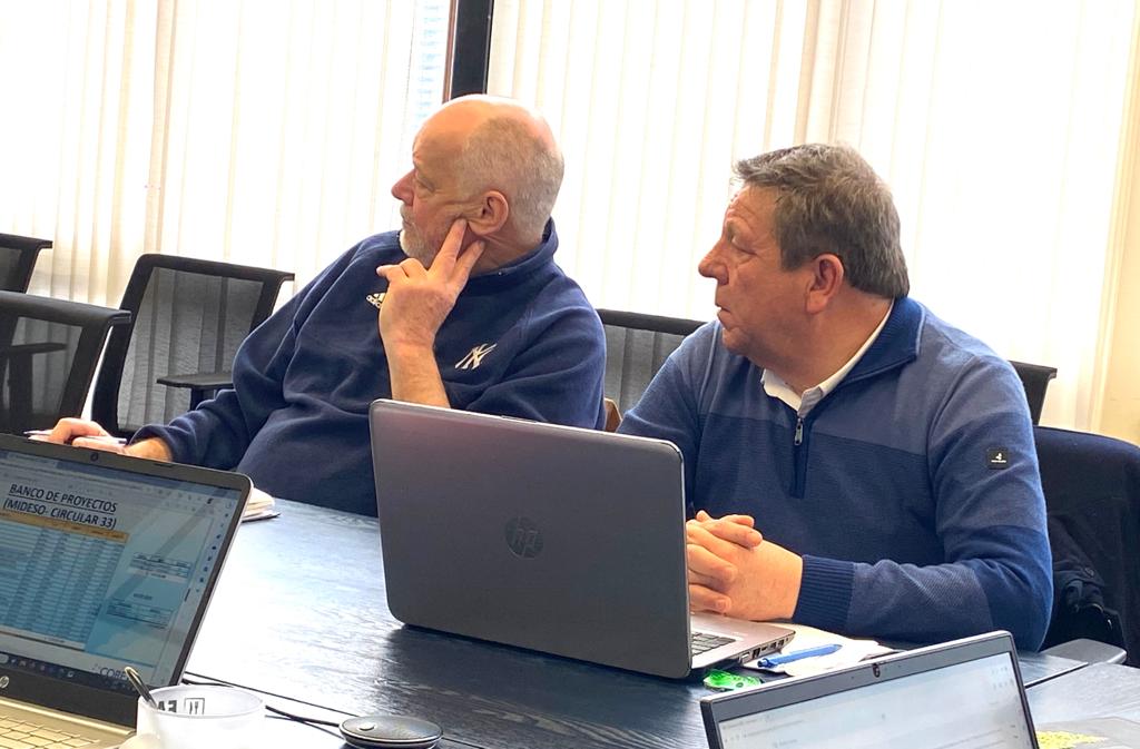 core_los_lagos's tweet photo. La Comisión Provincial #Llanquihue del #CORELosLagos comienza su trabajo esta semana junto a @CentralCBPM, analizando las necesidades de los voluntarios de #PuertoMontt. Asimismo, se evalúa la propuesta inicial de iniciativas de acuerdo a los saldos presupuestarios. https://t.co/ieEaG0RNpA
