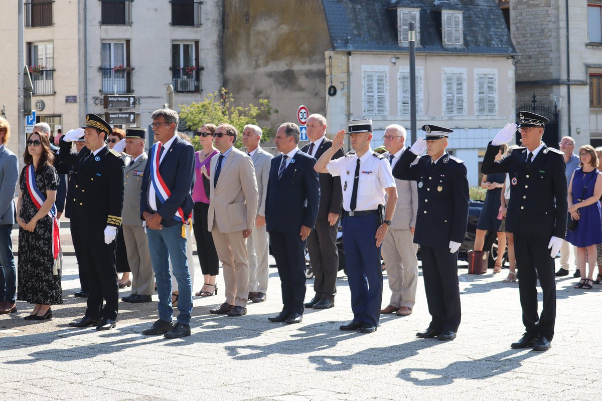 Prefet58's tweet photo. #PriseDeFonction 🇫🇷 | La cérémonie de prise de fonction de Michaël GALY, préfet de la Nièvre, a eu lieu ce 21 août, place Carnot à Nevers.

Après le dépôt d'une gerbe sur le Monument aux Morts, le préfet a salué les élus et les autorités civiles et militaires présents. 🤝 https://t.co/jTZJ8QT88N