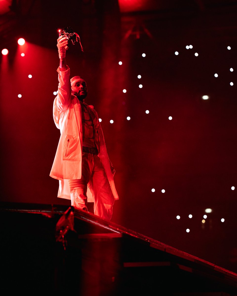 DV3XO_'s tweet photo. This was the best time of life, and emotions were high❤️ (07.07 &amp; 08.18 - London). THANK YOU, ABEL!  I took some amazing shots (08.18). Here's a Google photos link for anyone who wants the photos and some videos. Credit me if you use the photos😇 #XO

https://t.co/1znLpuNuNZ https://t.co/xb7PLM9kLu