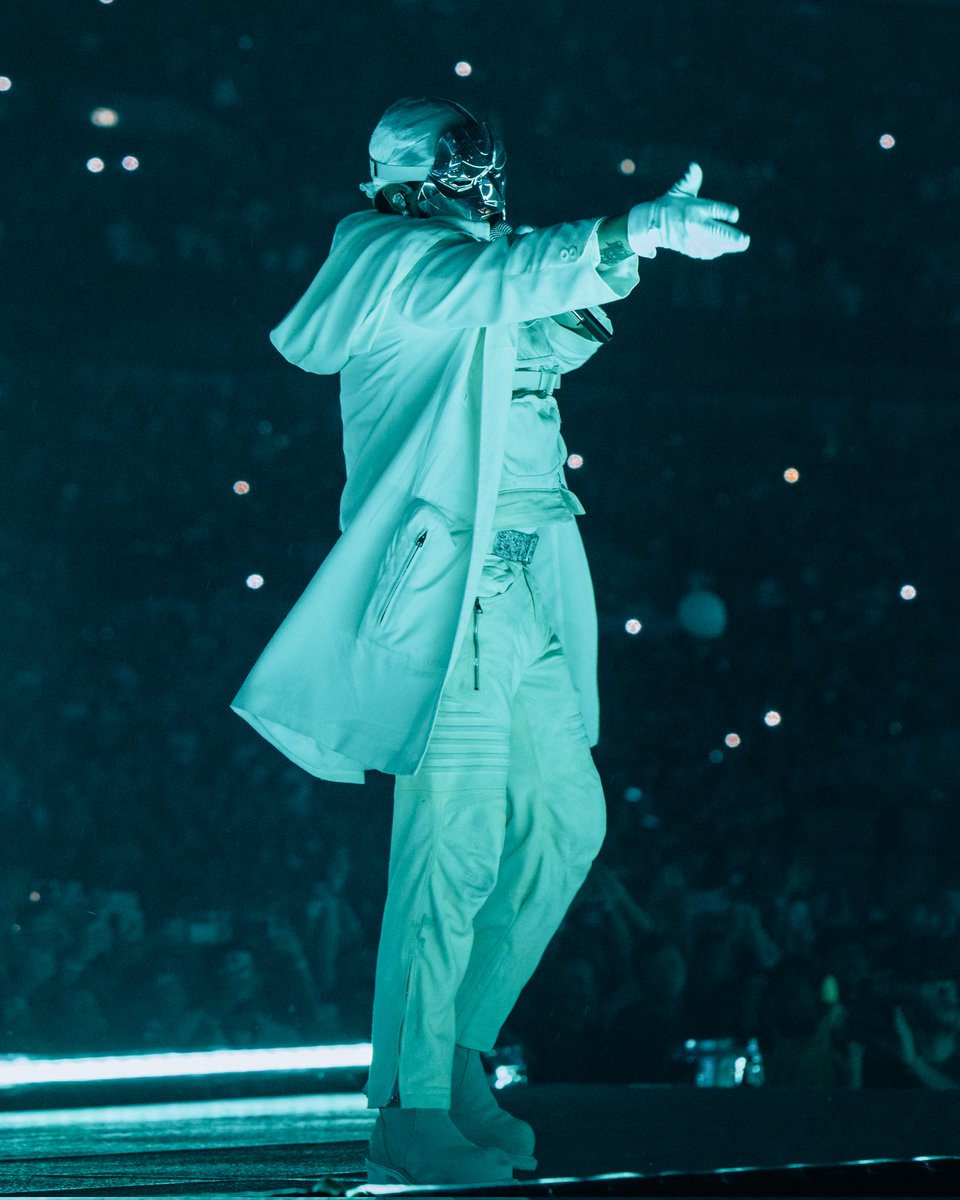 DV3XO_'s tweet photo. This was the best time of life, and emotions were high❤️ (07.07 &amp; 08.18 - London). THANK YOU, ABEL!  I took some amazing shots (08.18). Here's a Google photos link for anyone who wants the photos and some videos. Credit me if you use the photos😇 #XO

https://t.co/1znLpuNuNZ https://t.co/xb7PLM9kLu