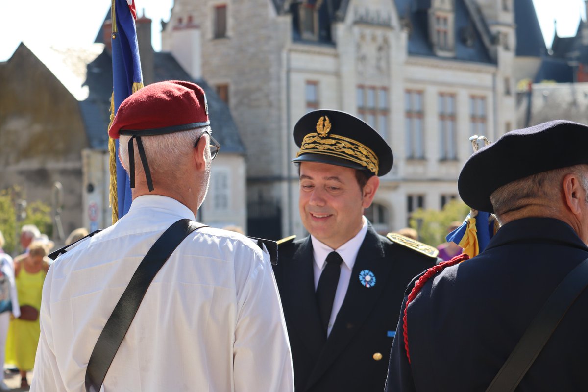 #PriseDeFonction 🇫🇷 | La cérémonie de prise de fonction de Michaël GALY, préfet de la Nièvre, a eu lieu ce 21 août, place Carnot à Nevers.

Après le dépôt d'une gerbe sur le Monument aux Morts, le préfet a salué les élus et les autorités civiles et militaires présents. 🤝