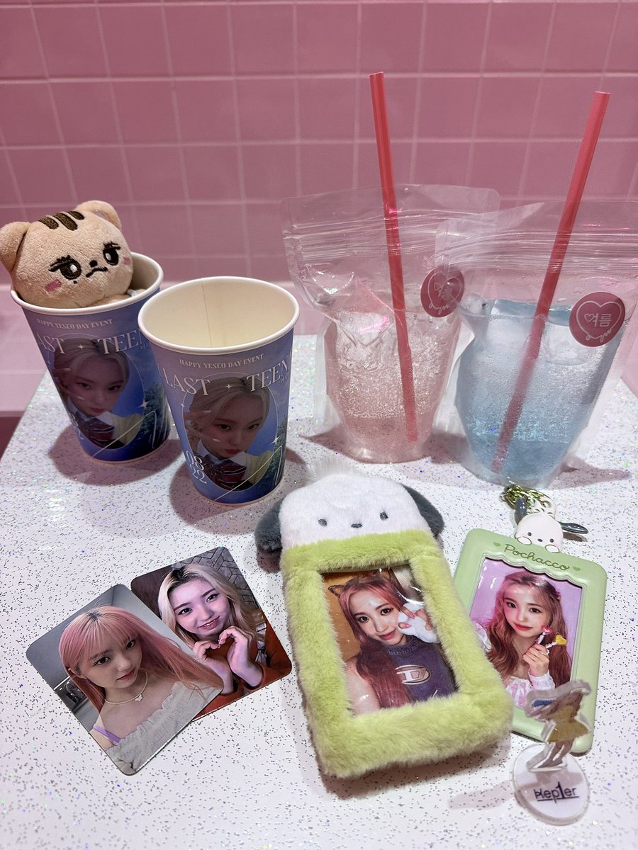 Keity_1227's tweet photo. イェソちゃん誕生日おめでとう🎂🎊
ヨンウンの背中にちょこんと乗っかってるイェソち好きです…
これからもずっと可愛いマンネでいてね!
#하이티비_강예서_생축
#YESitsYESEODAY
#イェソは完璧で究極のアイドル
#姜睿序一口吞型萌物
#OUR_PINK_LEMONADE
#私たちの愛するピンクレモネード https://t.co/6uVRtuSfF4