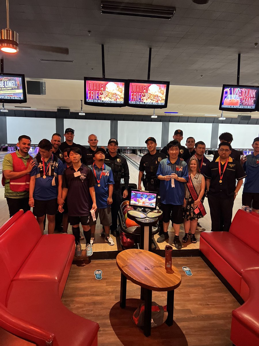 TorrancePD's tweet photo. A big thank you to #SpecialOlympics Southern California for inviting us to your #SouthBay Bowling Competition! Our officers had a great time cheering on the athletes and passing out medals. #SOSCbowling #OurJobTogether https://t.co/xsuYrcQdu3