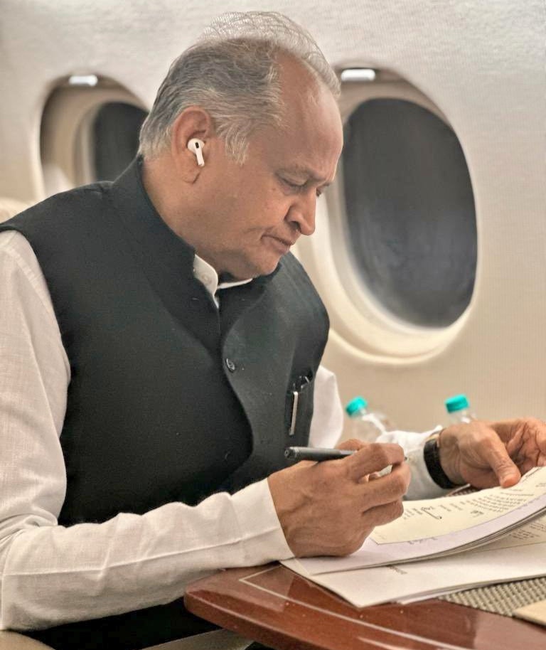 Shankar_Saini1's tweet photo. नव नियुक्त कर्मचारियों व 
व प्रोबेशन समय मे कार्य करने वाले
कर्मचारियों का प्रोबेशन समय मे पूर्ण
वेतन दिया जाए।
राज्य सरकार इतना भेदभाव क्यो करती है।
कार्य तो प्रोबेशन समय मे भी
पूरा ही करना पड़ता है।🙏
#RAJ_प्रोबेशन_में_पूर्ण_वेतन_दो https://t.co/5xhgNaa4Zt