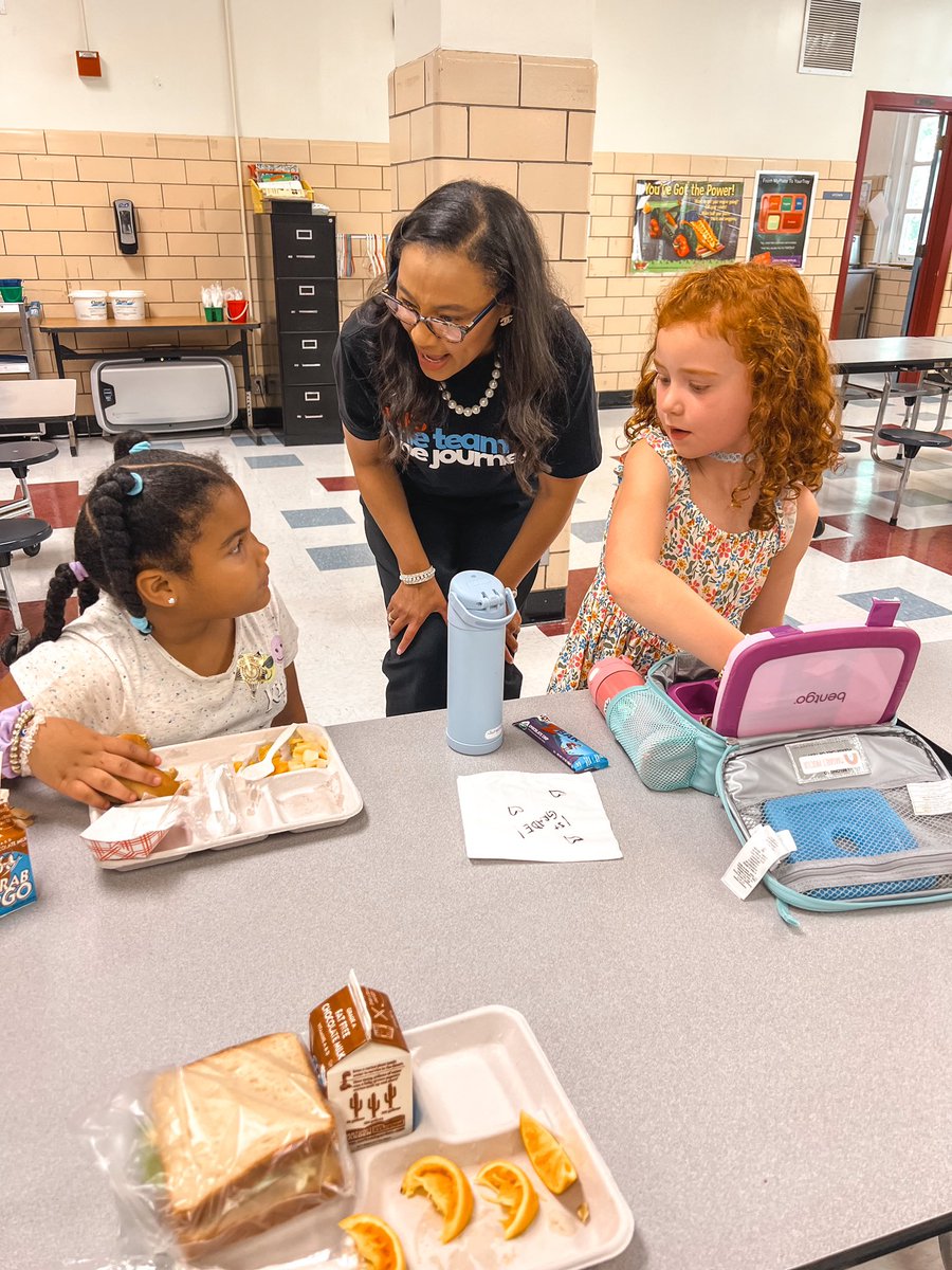 NaomiLBrooksES's tweet photo. We love that #ACPSFirstDay feeling! 🐝 🍏 Thanks for visiting our #BrooksBees 🐝 @ACPSk12Supt @ACPSCAO @Mrs_Hess_ @MrsCarrico2 @ACPSk12 #ACPSBack2School #BacktoSchoolVA https://t.co/mvDH5fjRIj