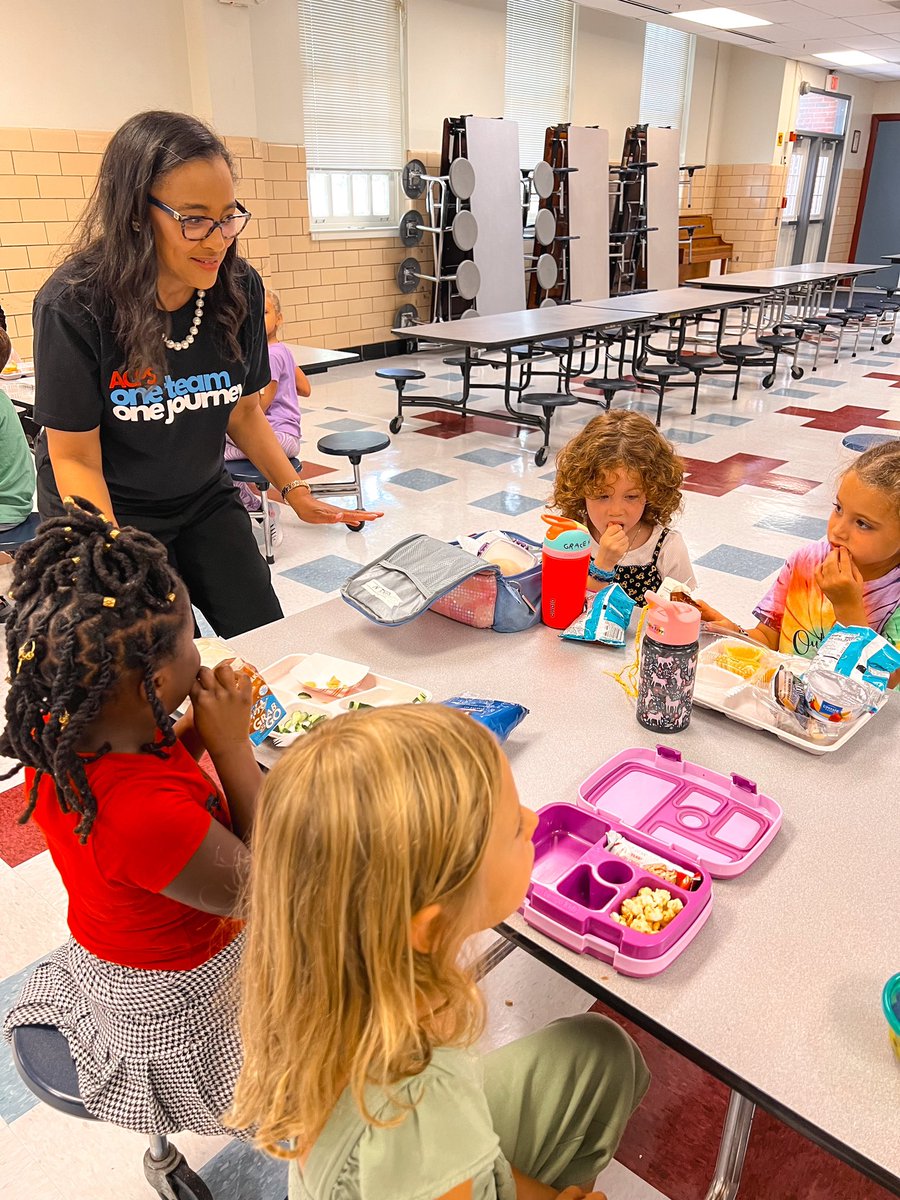 NaomiLBrooksES's tweet photo. We love that #ACPSFirstDay feeling! 🐝 🍏 Thanks for visiting our #BrooksBees 🐝 @ACPSk12Supt @ACPSCAO @Mrs_Hess_ @MrsCarrico2 @ACPSk12 #ACPSBack2School #BacktoSchoolVA https://t.co/mvDH5fjRIj