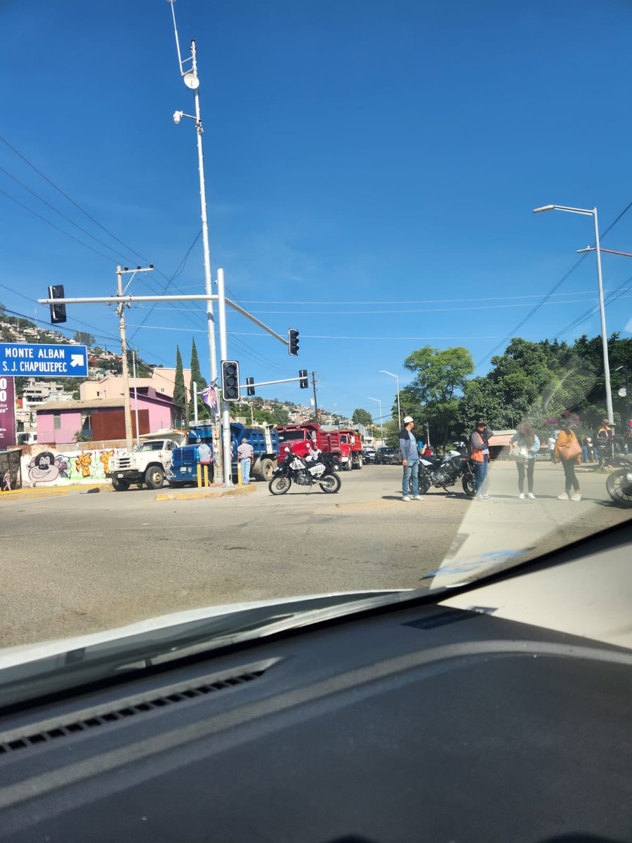 CentralQNoticia's tweet photo. Luego del anuncio hecho por el gobernador @salomonj de expropiar la ex fábrica de #Triplay, así luce la periferia del espacio que albergaría próximamente el Parque Primavera Oaxaqueña. Tractores y personas a la expectativa.@GobOax https://t.co/gMCz4X9sPf
