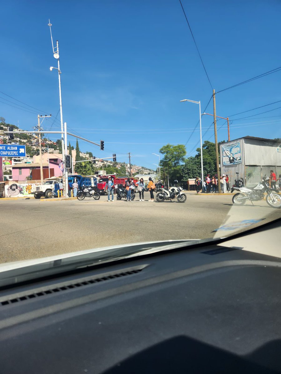 CentralQNoticia's tweet photo. Luego del anuncio hecho por el gobernador @salomonj de expropiar la ex fábrica de #Triplay, así luce la periferia del espacio que albergaría próximamente el Parque Primavera Oaxaqueña. Tractores y personas a la expectativa.@GobOax https://t.co/gMCz4X9sPf