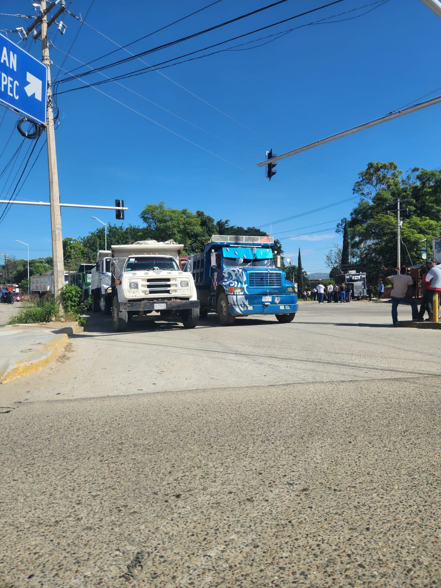 CentralQNoticia's tweet photo. Luego del anuncio hecho por el gobernador @salomonj de expropiar la ex fábrica de #Triplay, así luce la periferia del espacio que albergaría próximamente el Parque Primavera Oaxaqueña. Tractores y personas a la expectativa.@GobOax https://t.co/gMCz4X9sPf