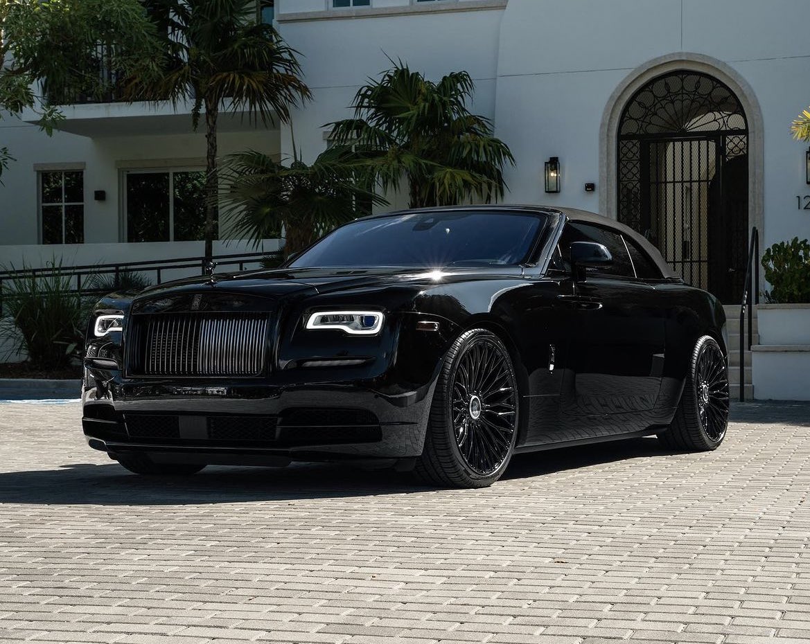 LuxuryCars365's tweet photo. Blacked Out Rolls Royce Dawn ♠️ https://t.co/FUrzBy7Qa6