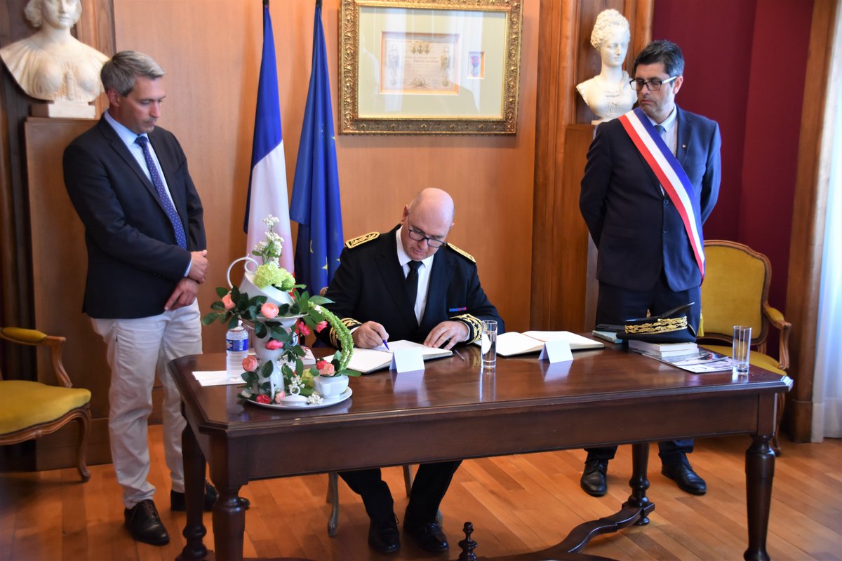 Prefet87's tweet photo. François Pesneau, préfet de la #HauteVienne, s'est rendu à #OradourSurGlane pour rendre hommage aux 643 victimes du massacre du 10 juin 1944. Le préfet a également signé les livres d'or de la mairie, de l'association des familles des martyrs et du centre de la mémoire. https://t.co/CEywTQzf96