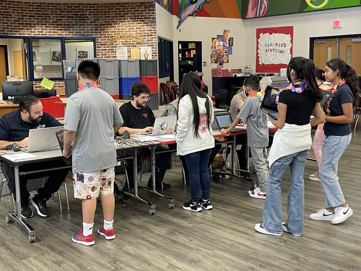 SCIS_CCISD's tweet photo. Thank you to the technology department for getting laptops deployed to our 6th grade Cardinals today. #CCISDIMPACT https://t.co/DIzulHEz3B