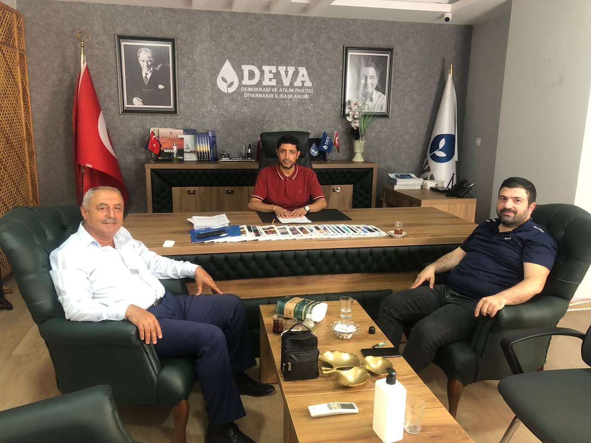 İl binamıza ziyarete gelen Kocaköy ilçe başkanımız @Hacizde18687326 ve Harran Üniversitesi Öğretim üyesi Dr. @Ferhat_sinikan il başkanımız @remzikaymakk ziyaret ederek, gündeme dair konular hakkında bilgi alışverişinde bulunuldu.