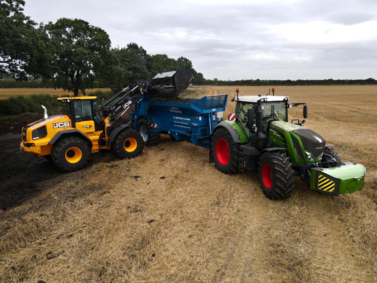 AgriweldLtd's tweet photo. Muck for Luck.

M Metcalfe &amp; Sons at work.

Agriweld Transport box on Fendt with a Bunning Spreaders getting loaded by JCB

#agriweld #JCB #fendt #bunningspreader #muckspreading #farm #farming #agriculture #machine #agri https://t.co/L646Yb9bUi