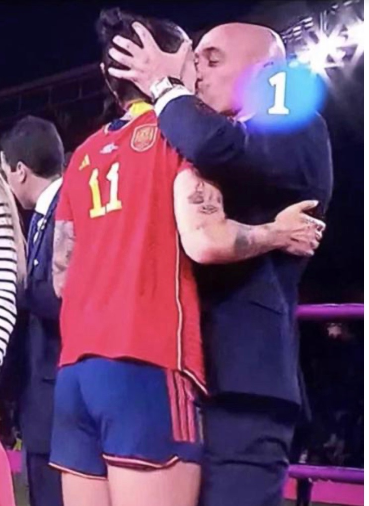 mediarnolitigar's tweet photo. La jugadora le ha quitado importancia, supongo que por la euforia del momento y porque lo hizo #Rubiales.
No es una anécdota es la actitud de un “señor” que se toca los 🥚🥚 en público y besa a varías jugadoras.

Delito de abuso sexual. 
#RubialesDimision https://t.co/4OSK6brZ22