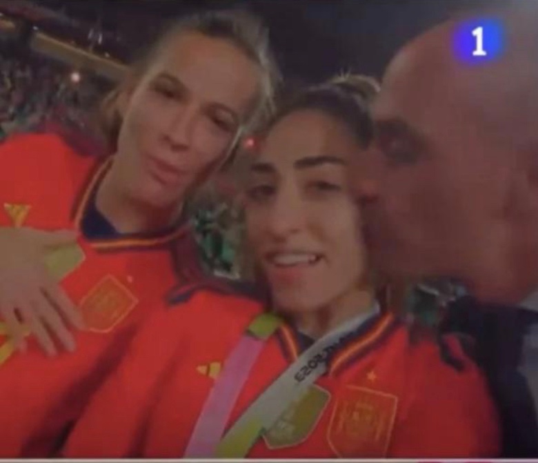 mediarnolitigar's tweet photo. La jugadora le ha quitado importancia, supongo que por la euforia del momento y porque lo hizo #Rubiales.
No es una anécdota es la actitud de un “señor” que se toca los 🥚🥚 en público y besa a varías jugadoras.

Delito de abuso sexual. 
#RubialesDimision https://t.co/4OSK6brZ22
