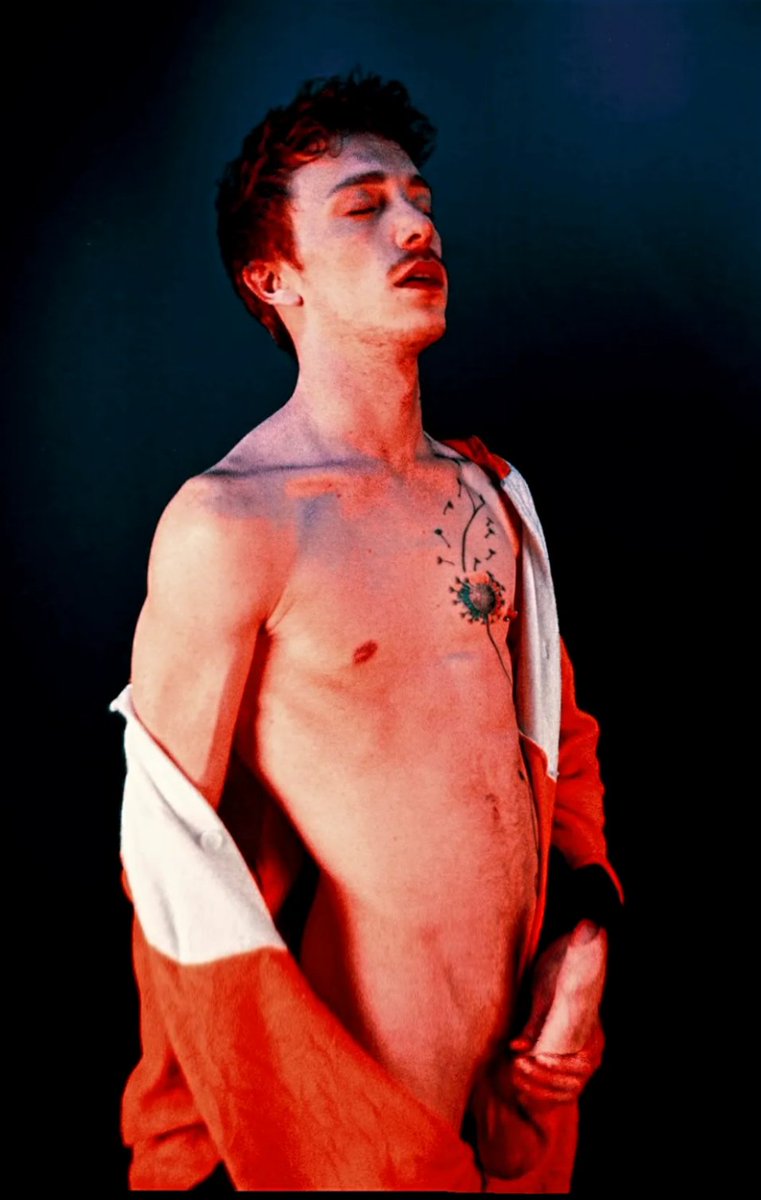 Quand arrive bientôt le plaisir final
Mon corps se crispe ma main serre encore plus fort mon membre suant afin de m'offrir un plaisir optimal, mon esprit s'évade et quand vient le moment où la tension est à son comble, je sens l'orgasme monter, inéluctable.. je viens, je jouis..,